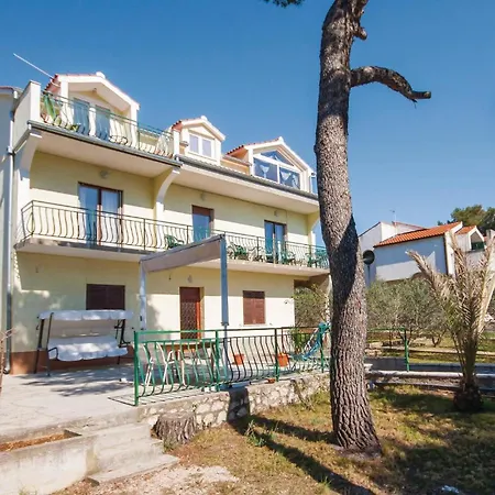 Three-bedroom In شقة *